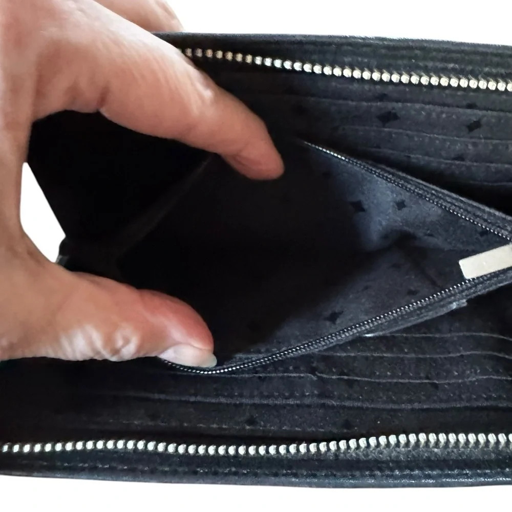 Women’s Fossil Black Leather Wallet With Zip Closure and Outside Pockets